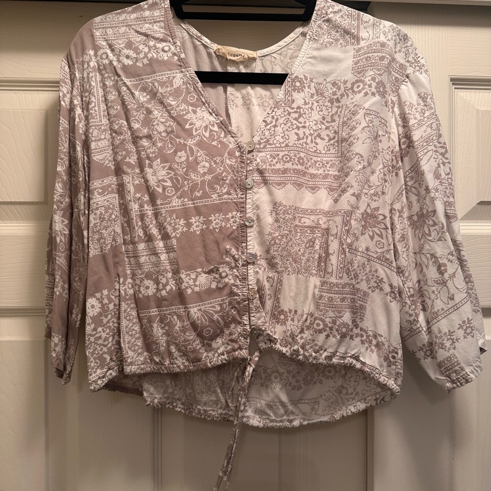 By Together Gray and White Floral Blouse